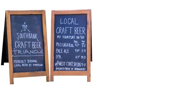 Taslak zanaat bira satış yakınındaki Bar Thames Nehri üzerinde reklam — Stok fotoğraf