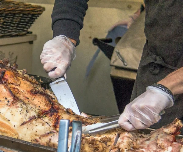 Cerdo asado cortado por el chef —  Fotos de Stock