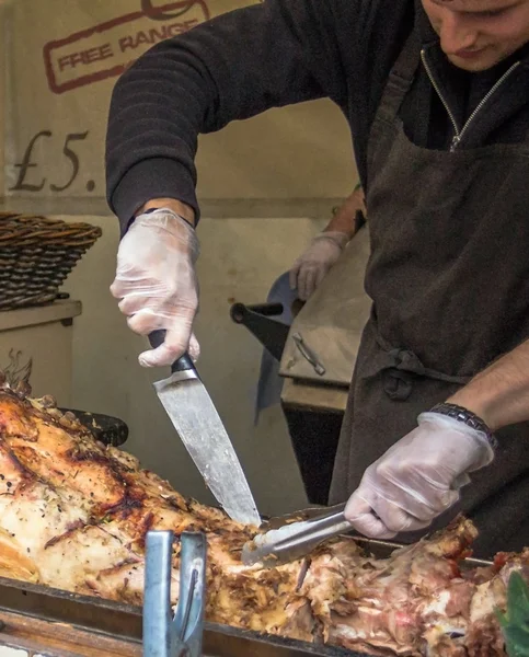 Porco assado cortado por chef — Fotografia de Stock