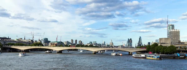 City of London in de late middag licht van Hungerford Bridge. — Stockfoto