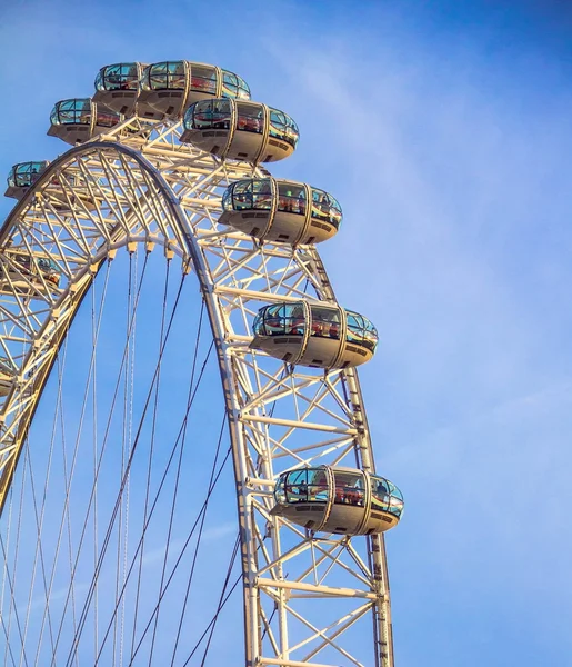 Mover London Eye sobre fondo azul del cielo — Foto de Stock