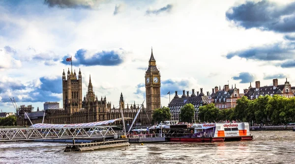 London stadsbilden med hus i parlamentet, Big Ben och turist nöje båt på Themsen — Stockfoto