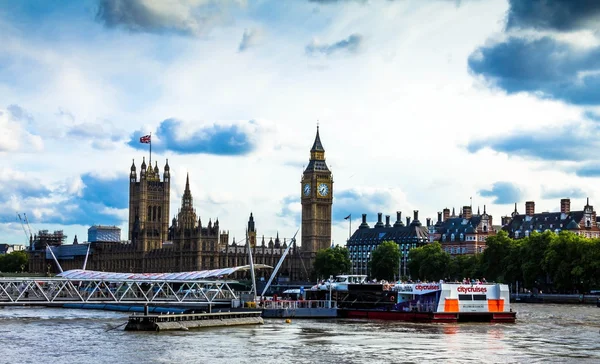 Paisaje urbano de Londres con casas del Parlamento, Big Ben y barco de recreo turístico en el río Támesis — Foto de Stock