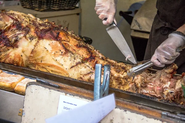 Cerdo asado cortado por el chef —  Fotos de Stock