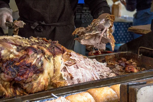 Cerdo asado cortado por el chef —  Fotos de Stock