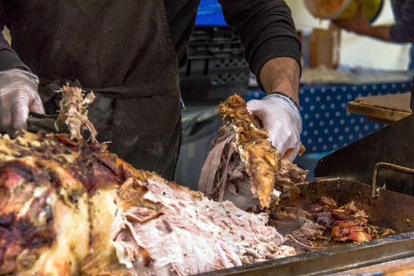 Porco assado cortado por chef — Fotografia de Stock