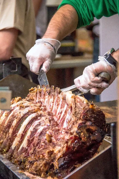 Cerdo asado cortado por el chef —  Fotos de Stock