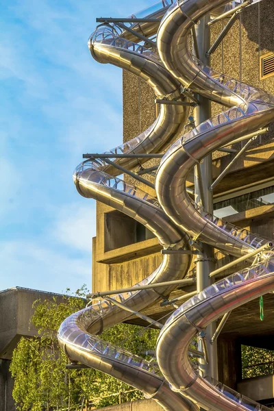 Tubo espiral metálico para bomberos cuesta abajo. Londres. Reino Unido — Foto de Stock