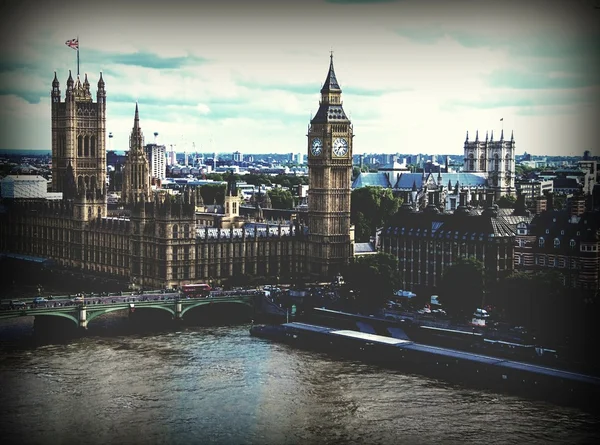 Paisaje urbano de Londres con casas del Parlamento, Big Ben y la Abadía de Westminster con efecto sombrío. Inglaterra — Foto de Stock