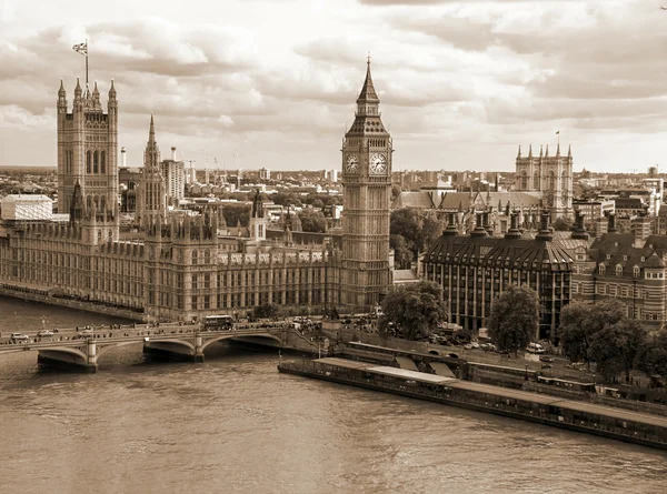 Benteng Aeriel dengan rumah Parlemen, Big Ben dan Westminster Abbey dengan efek sepia. Inggris — Stok Foto