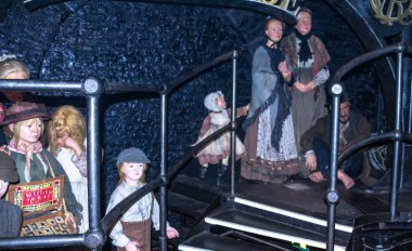 Madame Tussauds Müzesi'nde geleneksel üniformalı polis balmumu figürleri. Londra. Ingiltere