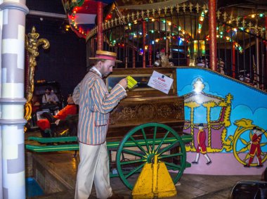 Madame Tussauds müzesinin tarihi bölümündeki salonlardan birinde sıradan yoldan geçen balmumu figürü. . Londra. Ingiltere