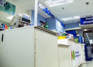  Bar tabureleri Baker Street ile eski ilaç deposu iç... Londra. İngiltere