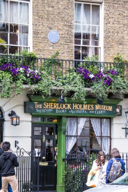 Kimliği belirsiz turist Sherlock Holmes evi ve müze yakın. Londra. İngiltere