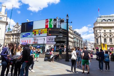 Piccadilly Circus, yol kavşağı, 1819 yılında inşa edilmiş, ünlü turistik, West End, Regent Street, Haymarket, Leicester Square bağlantılar görünümü