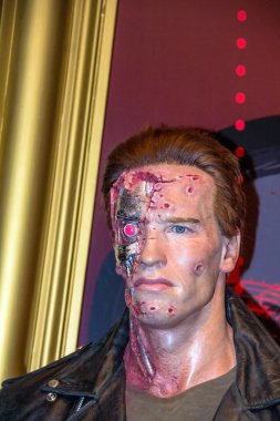 Arnold Schwarzenegger Madame Tussauds balmumu müzesinde Terminatör olarak. Londra, İngiltere. Marie Tussaud 1761 yılında Marie Grosholtz olarak doğdu.