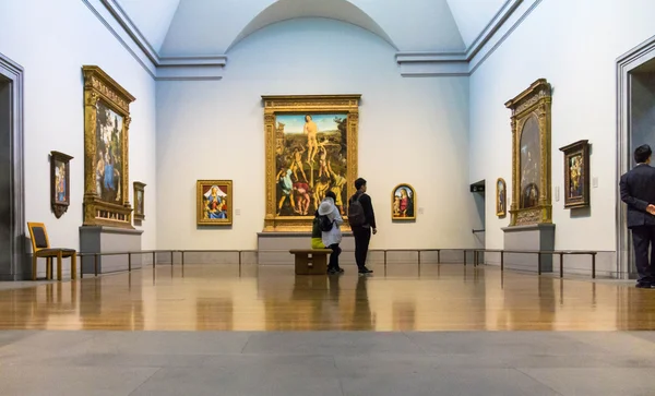 Londra National Gallery koridorlarında birinde tanımlanamayan ziyaretçi — Stok fotoğraf