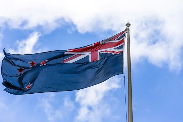 호주 국기를 흔들며 흰 구름과 푸른 하늘에 대 한 — 스톡 사진