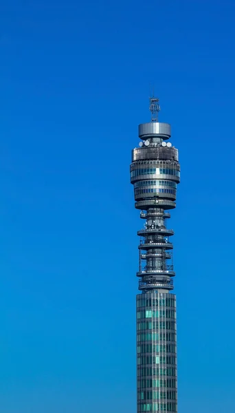 BT Telecom Tower, populära landmärke med roterande restaurang nära toppen. London. — Stockfoto
