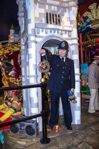Восковые фигуры полицейского в традиционной униформе в музее мадам Тюссо. В Лондон. UK — стоковое фото