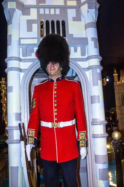 Patung lilin Pengawal Kerajaan di museum Madame Tussauds di London. Pasukan Inggris berseragam merah adalah tanda London. . — Stok Foto