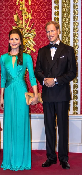 Figuras de cera del príncipe Guillermo y Kate Middleton se ven en exhibición en el museo Madame Tussauds. Londres, Reino Unido —  Fotos de Stock