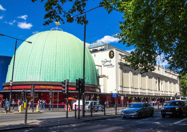  Madame Tussauds museum in London. Madame Tussauds London is famous for recreating famous people and celebrities, in wax. It is located in the former London Planetarium.