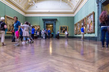 Londra National Gallery London koridorlarında birinde tanımlanamayan ziyaretçi