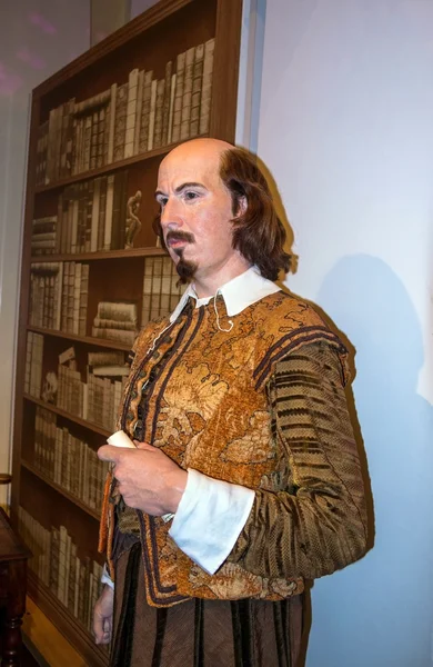 Figura de cera del mundialmente famoso escritor británico William Shakespeare en el museo Madame Tussauds. Londres, Reino Unido —  Fotos de Stock