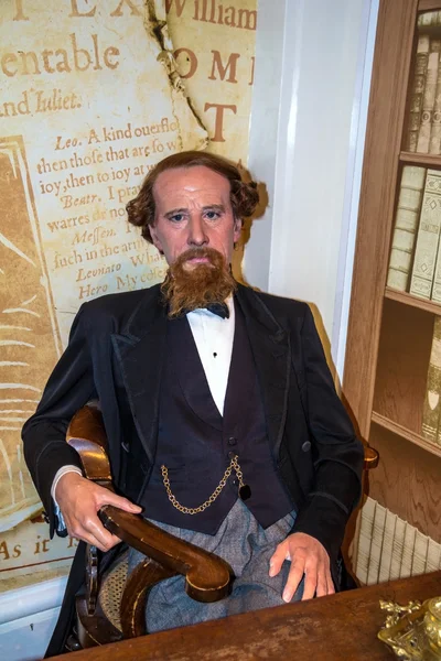 Wachsfigur des weltberühmten britischen Schriftstellers Charles Dickens im Madame Tussauds Museum. London, Großbritannien — Stockfoto
