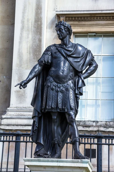 Ιστορική άγαλμα του Βασιλιά Ιακώβου β ' της Αγγλίας, της Σκωτίας επίσης βασιλιάς James Vii. — Φωτογραφία Αρχείου