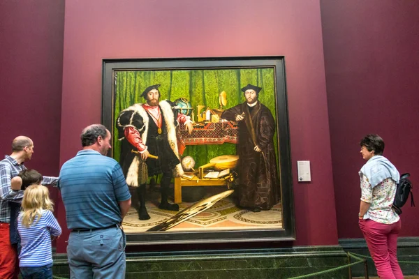 Unidentified visitors in one of the halls of the London National Gallery London — Stock Photo, Image