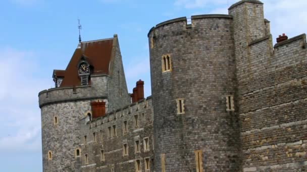 Windsor Castle. Stenen muren en toren met klok — Stockvideo