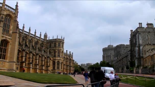 Vista de cerca de turistas no identificados cerca de la Capilla de San Jorge — Vídeo de stock