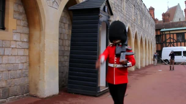 Changing Guard vindt plaats in Windsor Castle — Stockvideo