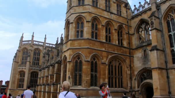 Turisti non identificati vicino alla cappella di San Giorgio all'interno del castello medievale di Windsor — Video Stock