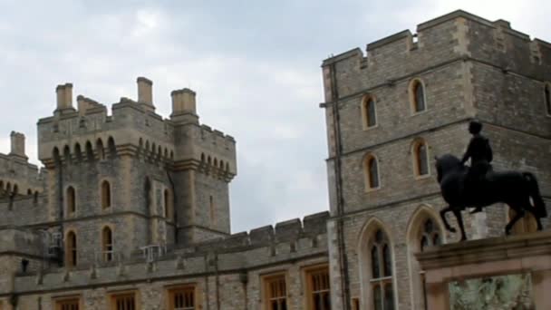 Estatua de Carlos II Dentro del Castillo Medieval de Windsor — Vídeos de Stock