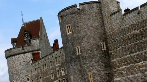 Castelo de Windsor. Paredes de pedra e torre com relógio — Vídeo de Stock