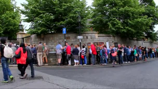 Fim da fila interminável de visitantes na entrada do castelo medieval de Windsor — Vídeo de Stock