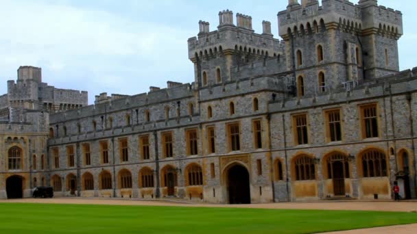 Complexe résidentiel médiéval en pierre extérieure avec cour intérieure au château de Windsor — Video