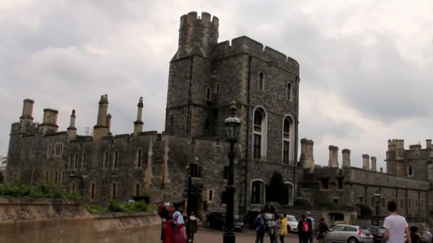 Oidentifierade turister från olika länder inne i det medeltida Windsor Castle — Stockvideo