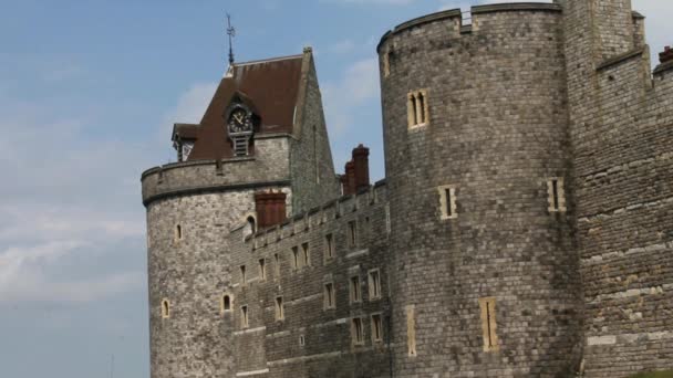 Castillo Windsor. Murallas de piedra y torre con reloj — Vídeo de stock