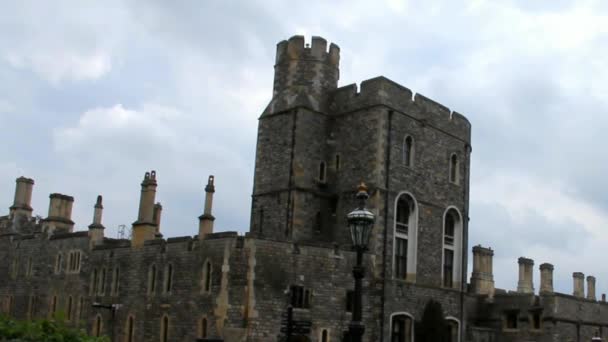 Complejo residencial medieval de piedra exterior Dentro del castillo de Windsor — Vídeos de Stock