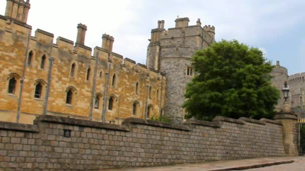 Vidéo panoramique de murs en pierre, bâtiments, tours près de la porte métallique de Windsor — Video