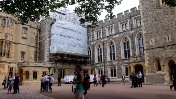 Turistas não identificados visitam e fotografam dentro do Castelo de Windsor — Vídeo de Stock