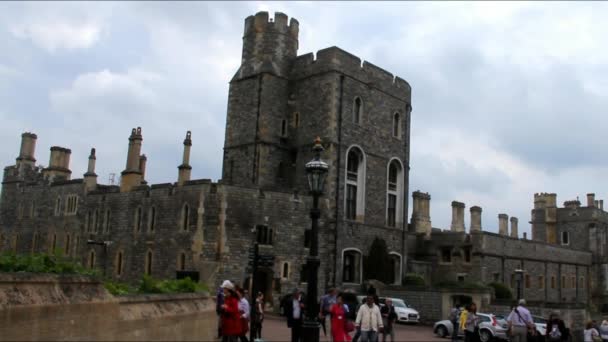 Gros plan Vue des touristes non identifiés de l'Inde à l'intérieur du château médiéval de Windsor — Video