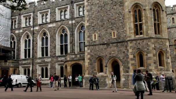 Niezidentyfikowanych turystów odwiedzających i sfotografowany wewnątrz średniowiecznego zamku Windsor — Wideo stockowe