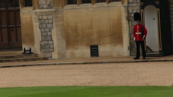 Drottningens vakt nära en av byggnaden inne Windsor Castle — Stockvideo