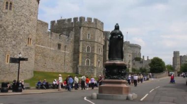 Kraliçe Victoria Heykeli ile Ortaçağ Windsor Kalesi Genel Görünümü