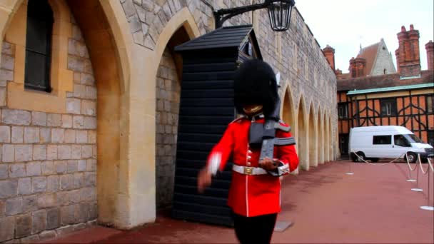 Windsor Castle - Drottningens garde är innehållet i infanteriet och kavalleriet — Stockvideo